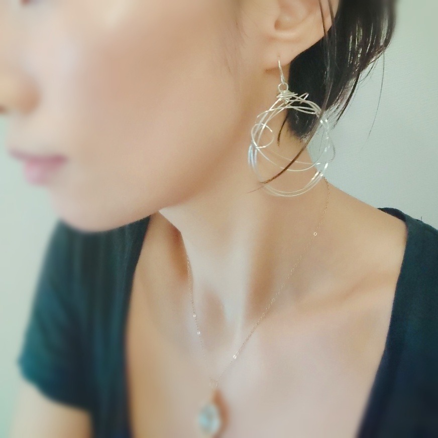 シルバーワイヤーのデザインフープピアス