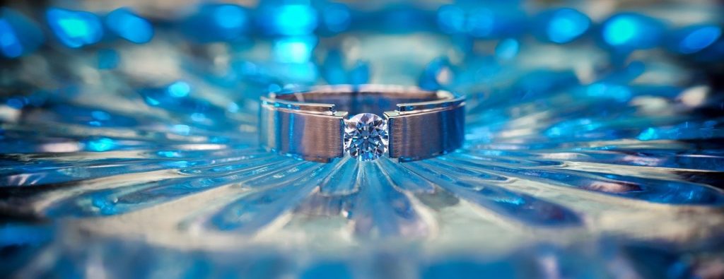 ブルーダイヤモンドは人工の石で意味がない その値段と知っておきたい本当の知識 Glam Jewels Vintage