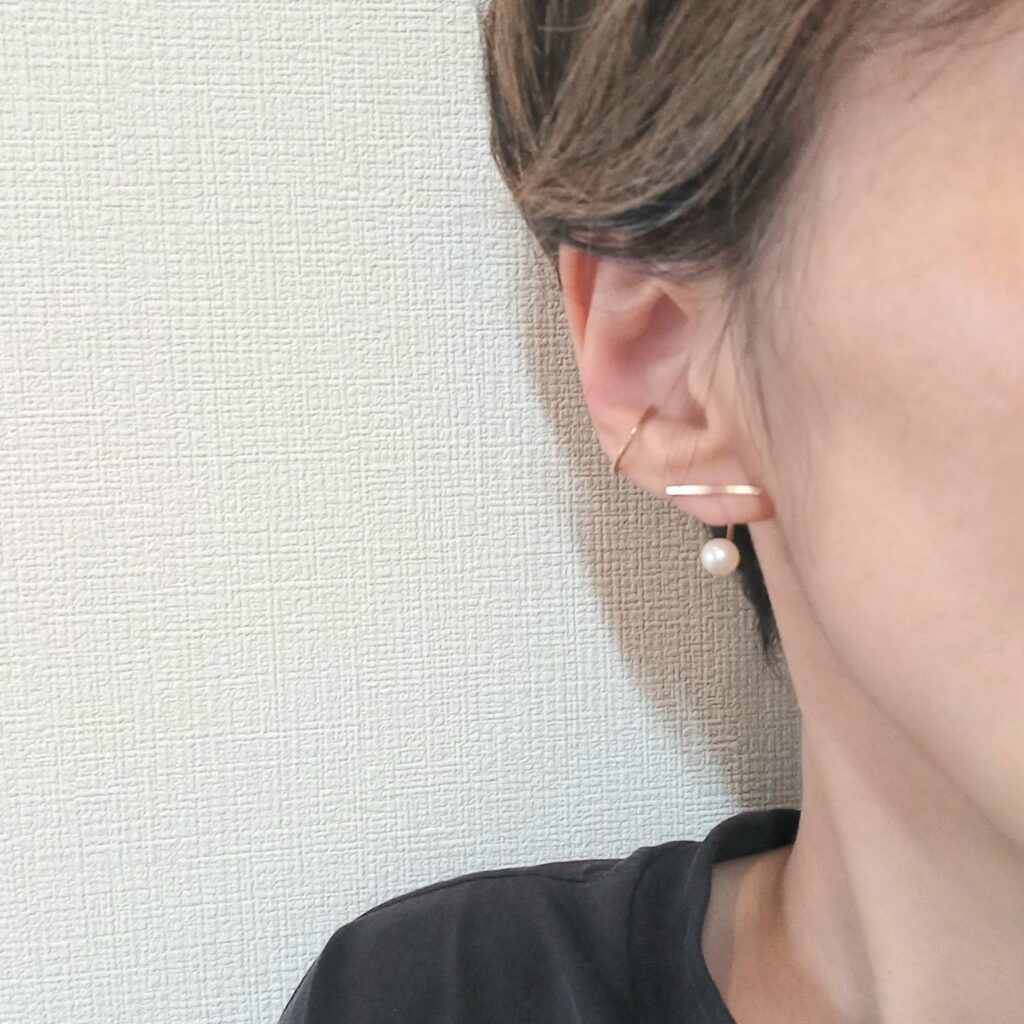バーピアスとゴールドイヤーカフの組み合わせ