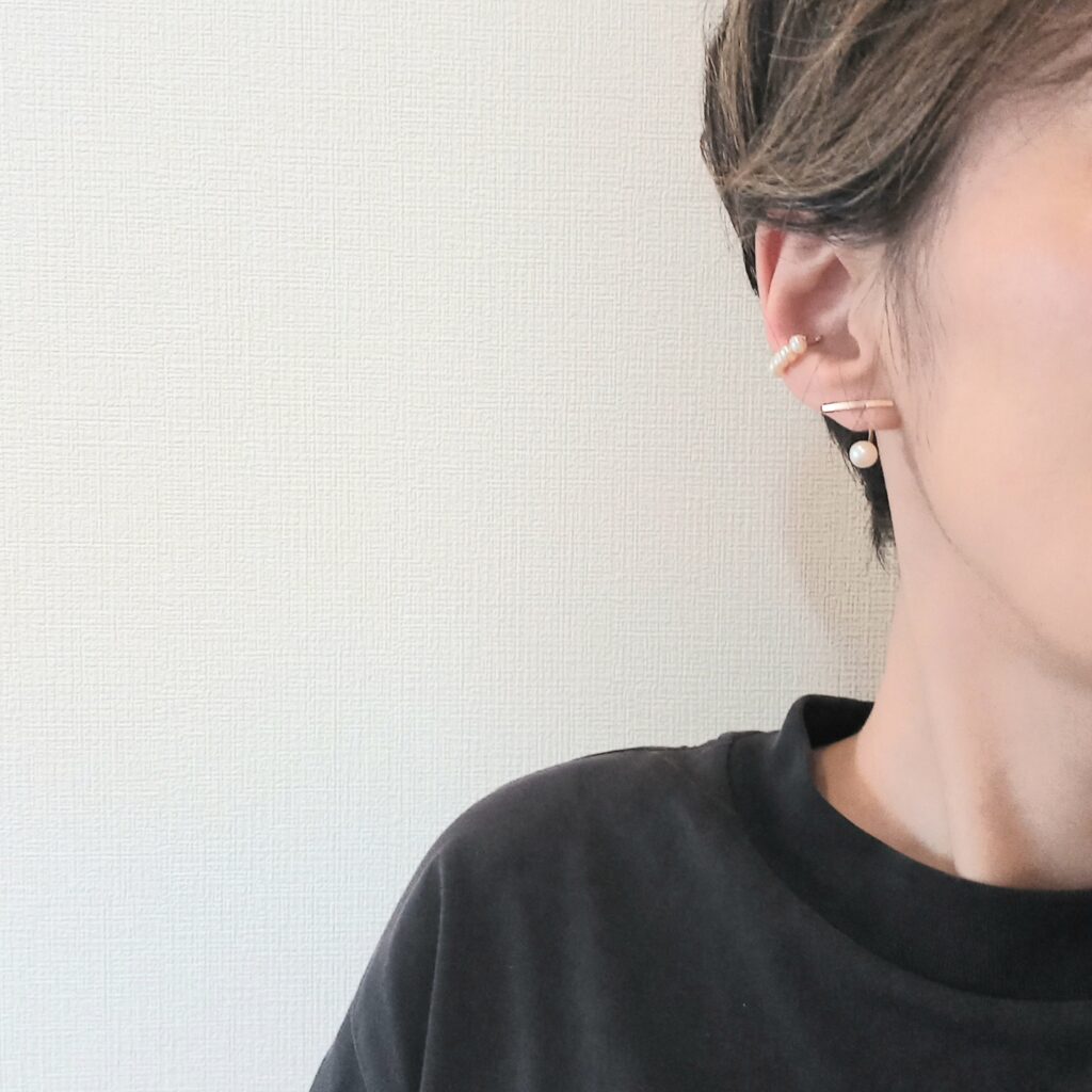 バーピアスとパールイヤーカフの組み合わせ