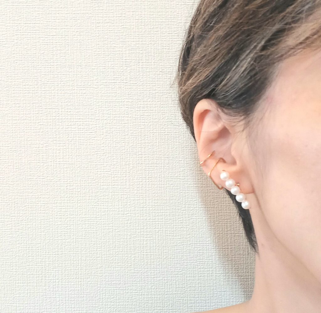 ゴールドイヤーカフとパールピアスの組み合わせ方の着用画像